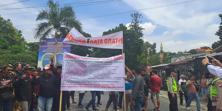 Aksi demo warga perbatasan Malang-Blitar