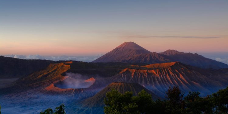 Taman Nasional Bromo Tengger Semeru, salah satu tujuan wisata favorit di Jawa Timur. Foto: Pixabay.com/sapto7