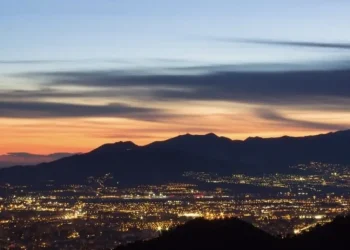 Ilustrasi spot city light dan magic hour. Foto: Freepik