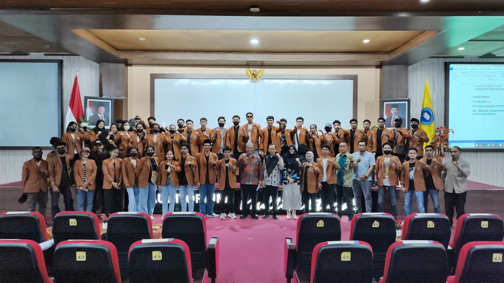 : Rektor Unikama, Dr. Sudi Dul Aji, M.Si berpose bersama mahasiswa usai menggelar audiensi merespons aspirasi yang disampaikan./Foto: Dok. Unikama.