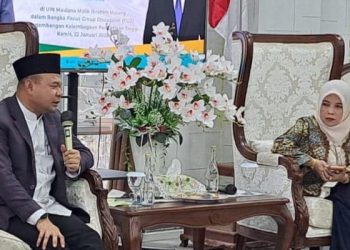 Tenaga Ahli Kemenag RI, Ainul Yaqin (kiri) didampingi Rektor UIN Malang, Prof. Dr. Hj. Ilfi Nur Diana, M.Si (kanan) berdiskusi tentang peran mahasiswa dalam moderasi beragama dan ekoteologi. /Foto: Dok. UIN Malang.