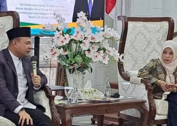 Tenaga Ahli Kemenag RI, Ainul Yaqin (kiri) didampingi Rektor UIN Malang, Prof. Dr. Hj. Ilfi Nur Diana, M.Si (kanan) berdiskusi tentang peran mahasiswa dalam moderasi beragama dan ekoteologi. /Foto: Dok. UIN Malang.
