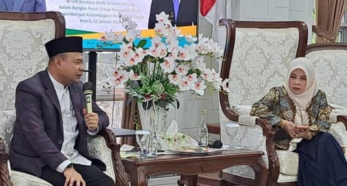 Tenaga Ahli Kemenag RI, Ainul Yaqin (kiri) didampingi Rektor UIN Malang, Prof. Dr. Hj. Ilfi Nur Diana, M.Si (kanan) berdiskusi tentang peran mahasiswa dalam moderasi beragama dan ekoteologi. /Foto: Dok. UIN Malang.