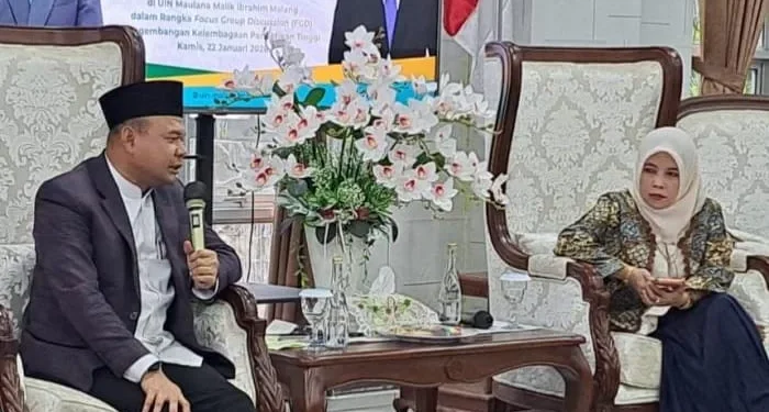 Tenaga Ahli Kemenag RI, Ainul Yaqin (kiri) didampingi Rektor UIN Malang, Prof. Dr. Hj. Ilfi Nur Diana, M.Si (kanan) berdiskusi tentang peran mahasiswa dalam moderasi beragama dan ekoteologi. /Foto: Dok. UIN Malang.