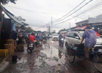 Kondisi jalan di Pasar Induk Gadang Kota Malang. (Foto/M Sholeh)