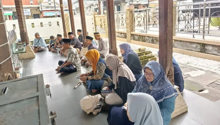 Civitas akademika Fakultas Humaniora UIN Malang, berziarah ke makam Sunan Malik Ibrahim Gresik. /Foto: Dok. Fakultas Humaniora UIN Malang.