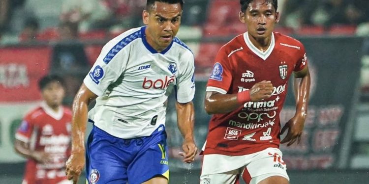 Fakta menarik laga Bali United vs Arema FC yang berakhir dengan skor 1-0 untuk kemenangan tuan rumah di pekan ke-16 BRI Super League 2025/2026, Minggu (4/1/2026). /Foto: Instagram @aremafcofficial.