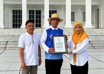 Rektor UIN Malang, Prof. Ilfi Nur Diana (kiri) menyerahkan SK Ketua Dewan Pengawas kepada HM Arum Sabil (tengah). /Foto: Dok. UIN Malang