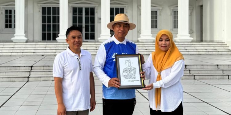 Rektor UIN Malang, Prof. Ilfi Nur Diana (kiri) menyerahkan SK Ketua Dewan Pengawas kepada HM Arum Sabil (tengah). /Foto: Dok. UIN Malang