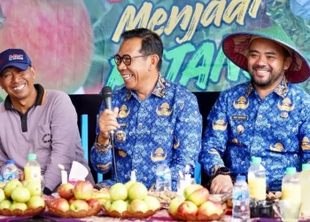 Wali Kota dan Wawali Kota Batu Nurochman - Heli Suyanto saat berbincang dengan para petani. Foto: Prokopim KWB