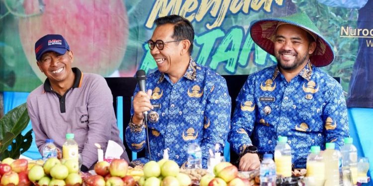 Wali Kota dan Wawali Kota Batu Nurochman - Heli Suyanto saat berbincang dengan para petani. Foto: Prokopim KWB