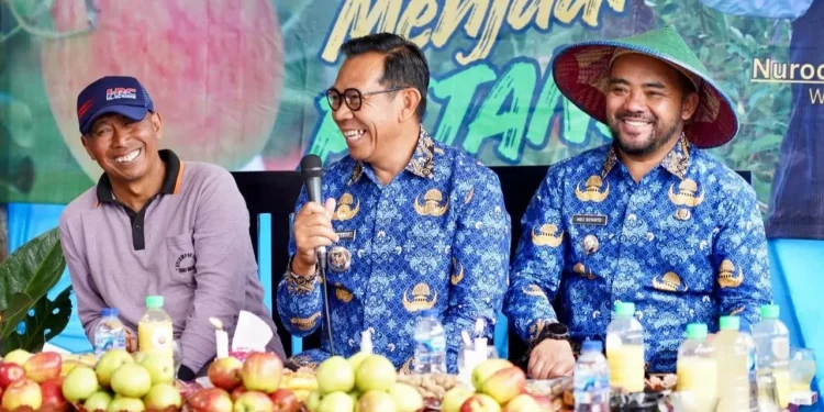 Wali Kota dan Wawali Kota Batu Nurochman - Heli Suyanto saat berbincang dengan para petani. Foto: Prokopim KWB