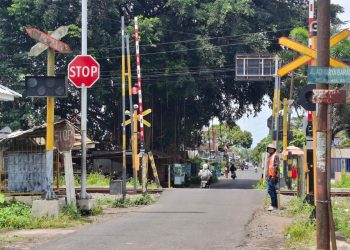 Relawan bertugas di perlintasan sebidang Kereta Api di Kepanjen. Foto: Aisyah Nawangsari Putri