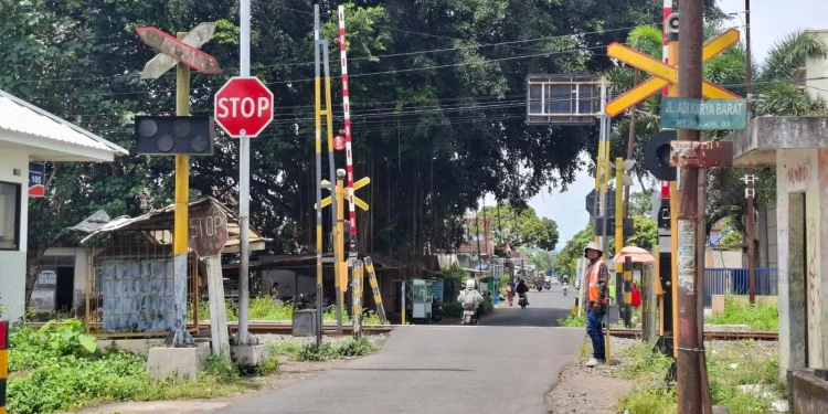 Relawan bertugas di perlintasan sebidang Kereta Api di Kepanjen. Foto: Aisyah Nawangsari Putri