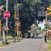 Relawan bertugas di perlintasan sebidang Kereta Api di Kepanjen. Foto: Aisyah Nawangsari Putri