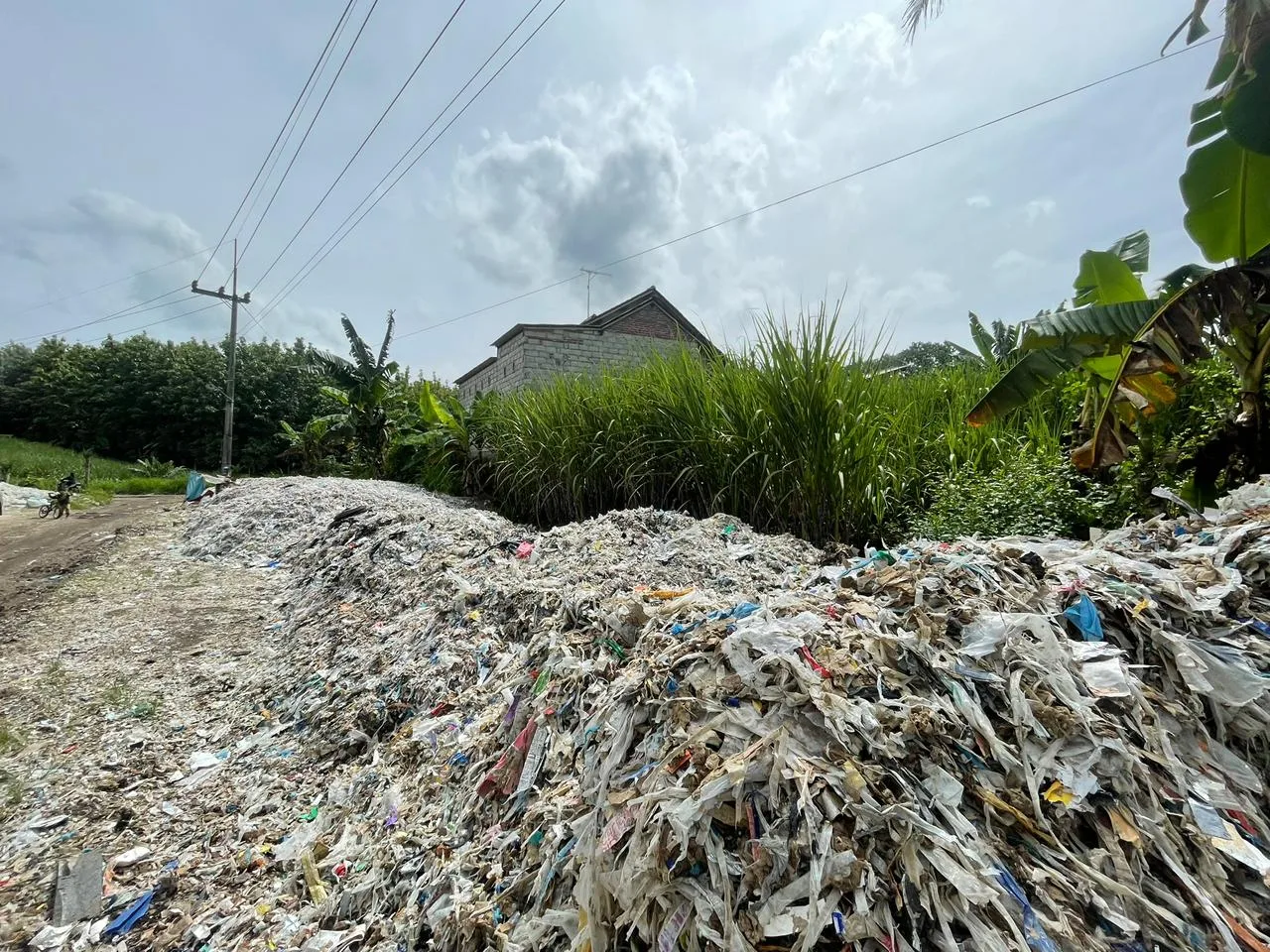 Tumpukan sampah plastik impor di Pagak. Foto: Ecoton