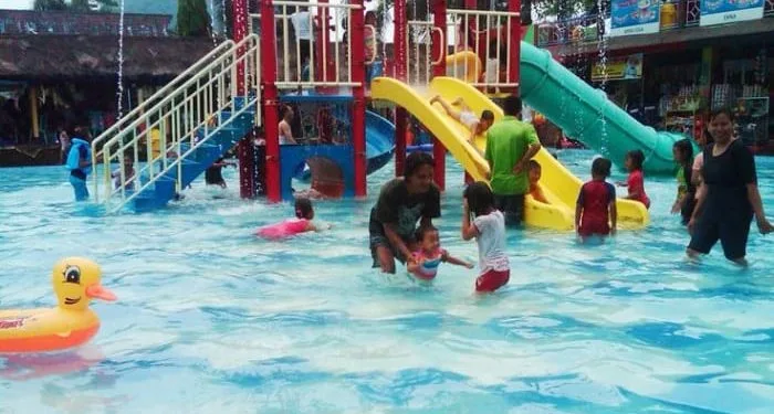 kolam renang di Singosari