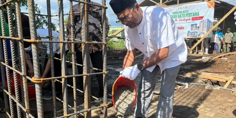 Peletakkan batu pertama pembangunan Masjid At Tarbiyah SMPIT Insan Permata Malang melibatkan kolaborasi wali murid dan momen penguatan karakter Islami. /Foto: Tugumalang.id/Bagus Rachmad Saputra