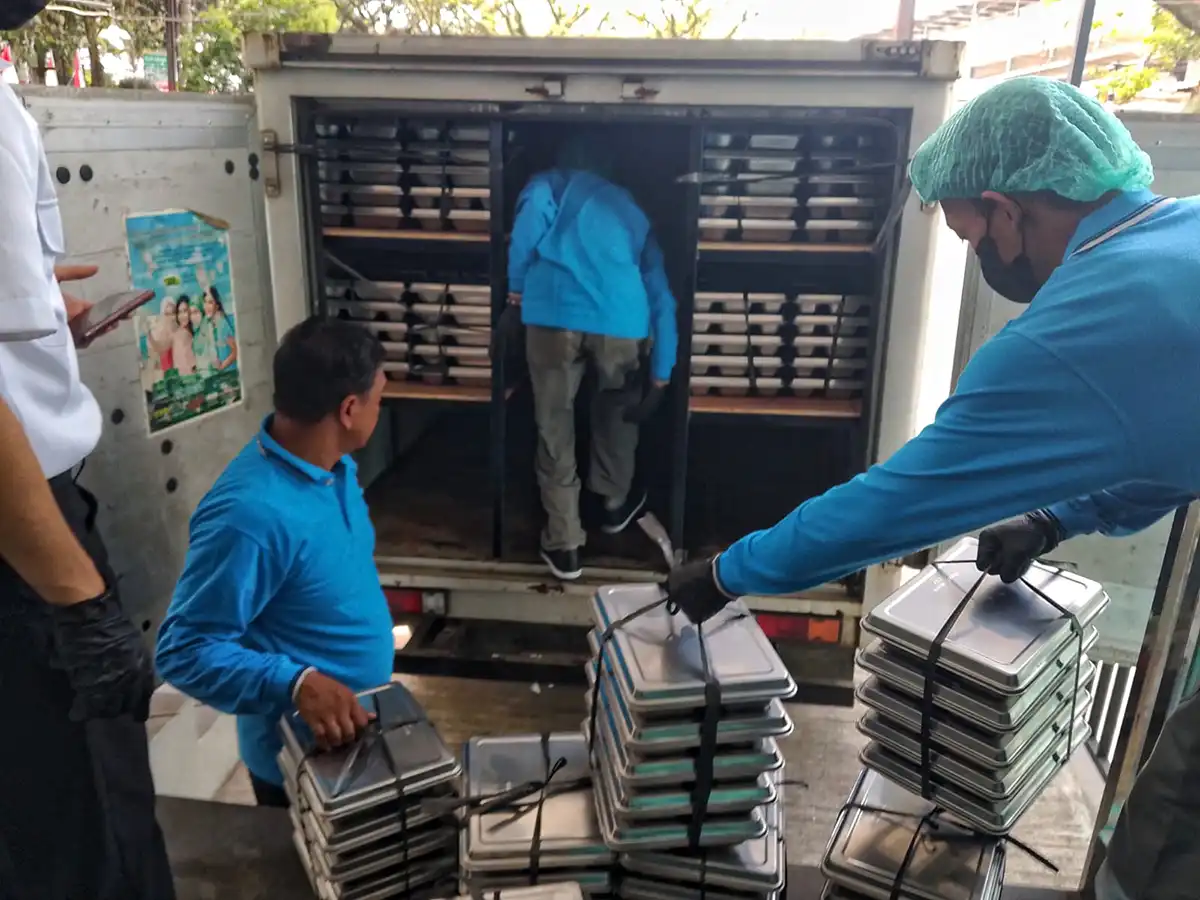 petugas SPPG menyiapkan distribusi MBG
