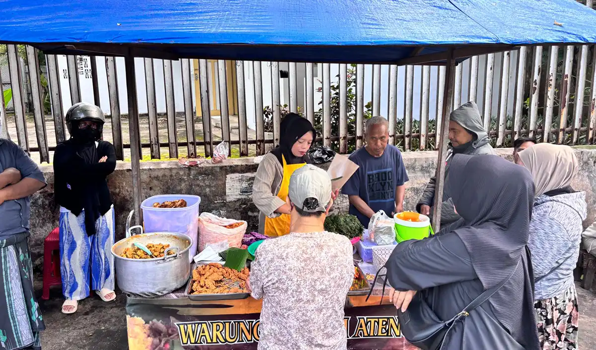 Suasana nasi jagung Bu Yuli 