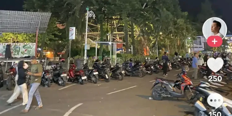 Parkir di Alun-alun Kota Batu
