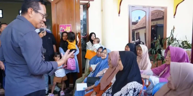 Wali Kota Batu Nurochman saat menyambangi kegiatan pelayanan kesehatan masyarakat di desa. Foto: Prokopim KWB