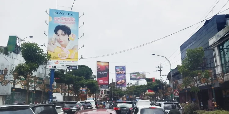 Ilustrasi reklame yang ada di Kota Malang. (Foto/M Sholeh)