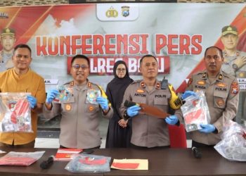 Kapolres Batu AKBP Aris Purwanto menunjukkan barang bukti kasus pembobolan brankas emas. Foto: Azmy