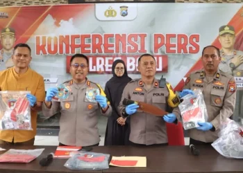 Kapolres Batu AKBP Aris Purwanto menunjukkan barang bukti kasus pembobolan brankas emas. Foto: Azmy