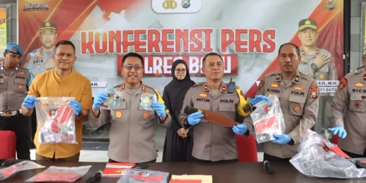 Kapolres Batu AKBP Aris Purwanto menunjukkan barang bukti kasus pembobolan brankas emas. Foto: Azmy