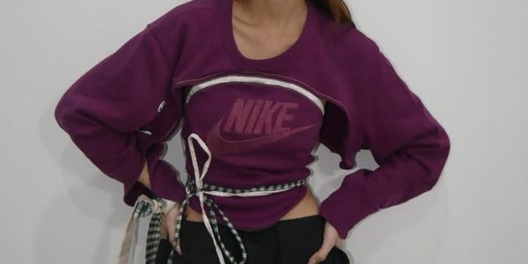 Rework crewneck oleh Oubrey, contoh baju lama yang dikreasi ulang. (Foto: Instagram.com @oubreyaulia)