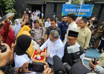 Menko Pangan RI, Zulkifli Hasan melakukan peninjauan pelaksanaan MBG Kota Malang. (Foto/M Sholeh)
