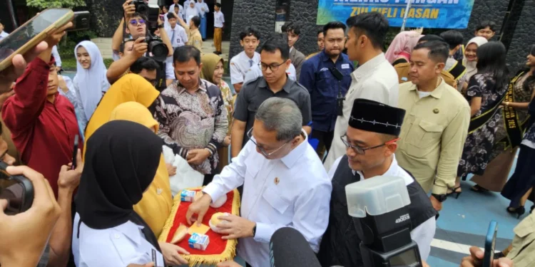 Menko Pangan RI, Zulkifli Hasan melakukan peninjauan pelaksanaan MBG Kota Malang. (Foto/M Sholeh)