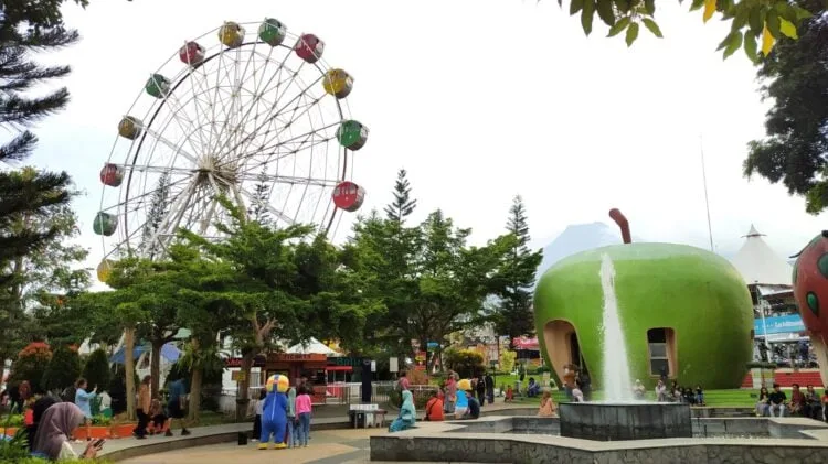 Wajah Alun-alun Kota Batu hari ini. Foto: Azmy