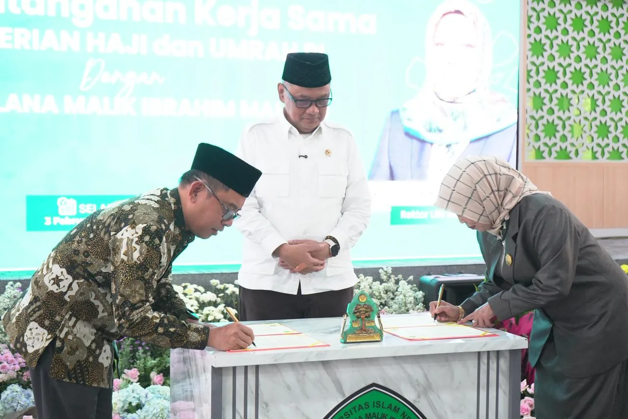 Prosesi penandatanganan MoU antara UIN Malang dan Kementerian Haji dan Umrah Republik Indonesia disaksikan langsung Menteri Haji dan Umrah, Dr. K.H. Mochamad Irfan Yusuf, M.Si (tengah). /Foto: Dok. UIN Malang.