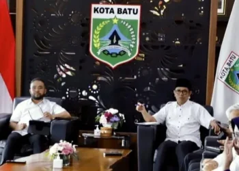 Wali Kota Batu Nurochman dan Wawali Heli Suyanto saat merapatkan barisan jajaran perangkat daerah Pemkot Batu. Foto: Prokopim KWB