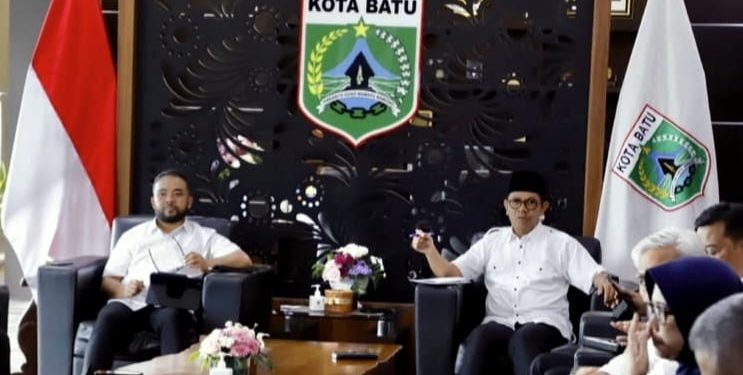 Wali Kota Batu Nurochman dan Wawali Heli Suyanto saat merapatkan barisan jajaran perangkat daerah Pemkot Batu. Foto: Prokopim KWB