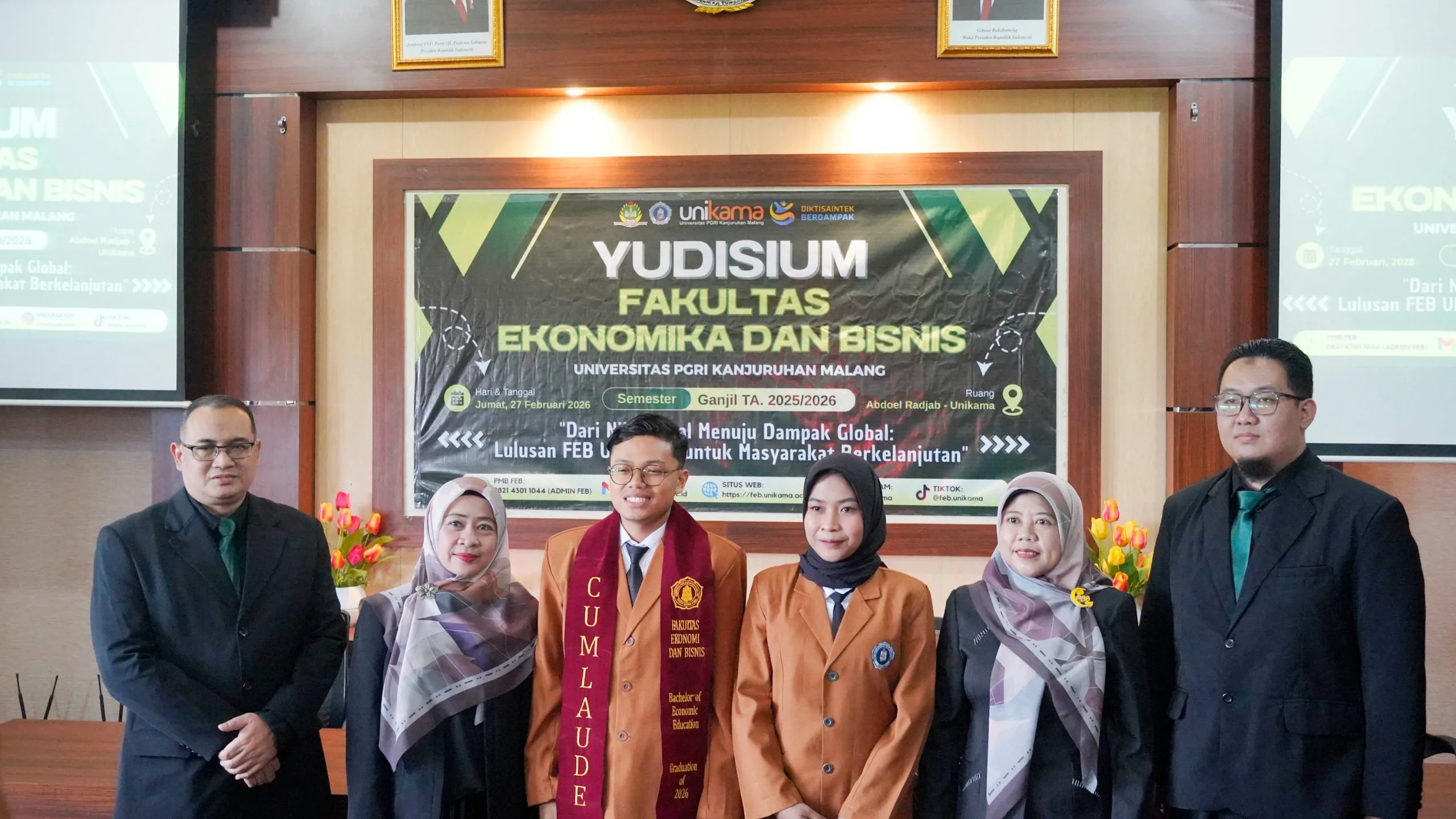 Lulusan terbaik FEB Unikama di acara Yudisium Semester Genap 2025/2026 berpose bersama pimpinan fakultas./Foto: Dok. Unikama.