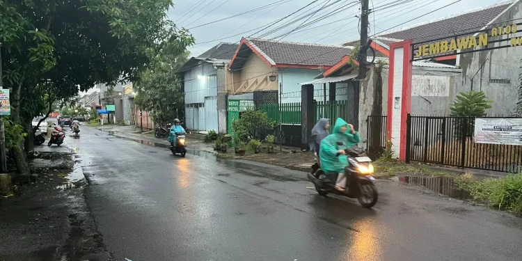 Informasi prakiraan cuaca Malang, terutama di Kota Malang pada hari Jumat, 13 Februari 2026 yang berpotensi hujan ringan sepanjang hari. /Foto: Tugumalang.id/Bagus Rachmad Saputra