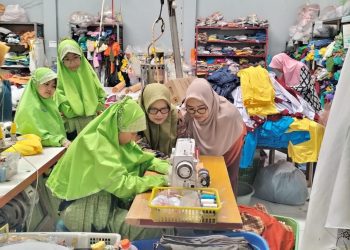 Siswa SDIT Insan Permata Malang jalani pembelajaran langsung di konveksi. (Foto/dok.)