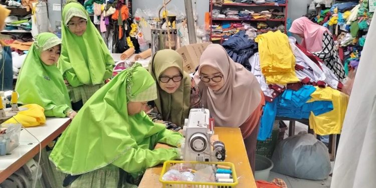 Siswa SDIT Insan Permata Malang jalani pembelajaran langsung di konveksi. (Foto/dok.)
