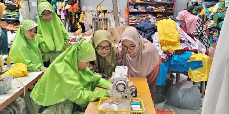 Siswa SDIT Insan Permata Malang jalani pembelajaran langsung di konveksi. (Foto/dok.)