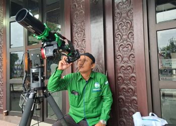 Petugas BMKG amati hilal. Foto: Aisyah Nawangsari Putri