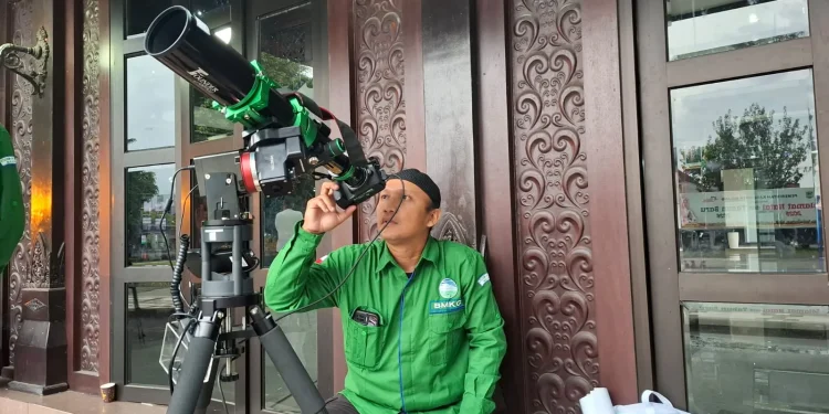 Petugas BMKG amati hilal. Foto: Aisyah Nawangsari Putri