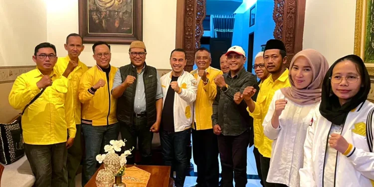 Ketua DPD Golkar Kota Malang Djoko Prihatin (lima dari kiri) beserta jajaran saat menemui Mantan Ketua DPD Golkar Kota Malang yang juga mantan Wakil Wali Kota Malang Sofyan Edi Jarwoko (empat dari kiri). Foto: dok.