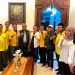 Ketua DPD Golkar Kota Malang Djoko Prihatin (lima dari kiri) beserta jajaran saat menemui Mantan Ketua DPD Golkar Kota Malang yang juga mantan Wakil Wali Kota Malang Sofyan Edi Jarwoko (empat dari kiri). Foto: dok.