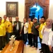 Ketua DPD Golkar Kota Malang Djoko Prihatin (lima dari kiri) beserta jajaran saat menemui Mantan Ketua DPD Golkar Kota Malang yang juga mantan Wakil Wali Kota Malang Sofyan Edi Jarwoko (empat dari kiri). Foto: dok.