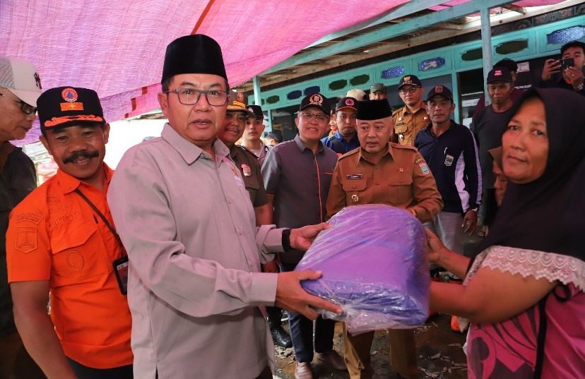 Ketua Baznas Kabupaten Malang, Khoirul Hafidz Fanani menyerahkan bantuan selimut kepada warga terdampak angin puting beliung. Foto: Pemkab Malang