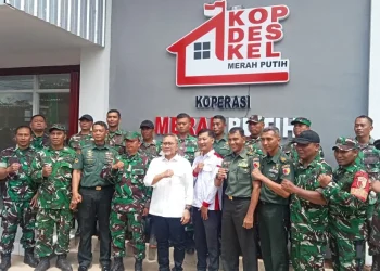 Menko Zulhas berfoto bersama TNI di KDMP Kedungpedaringan Kepanjen. Foto: Aisyah Nawangsari Putri