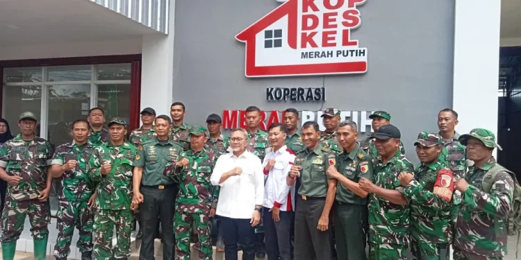 Menko Zulhas berfoto bersama TNI di KDMP Kedungpedaringan Kepanjen. Foto: Aisyah Nawangsari Putri